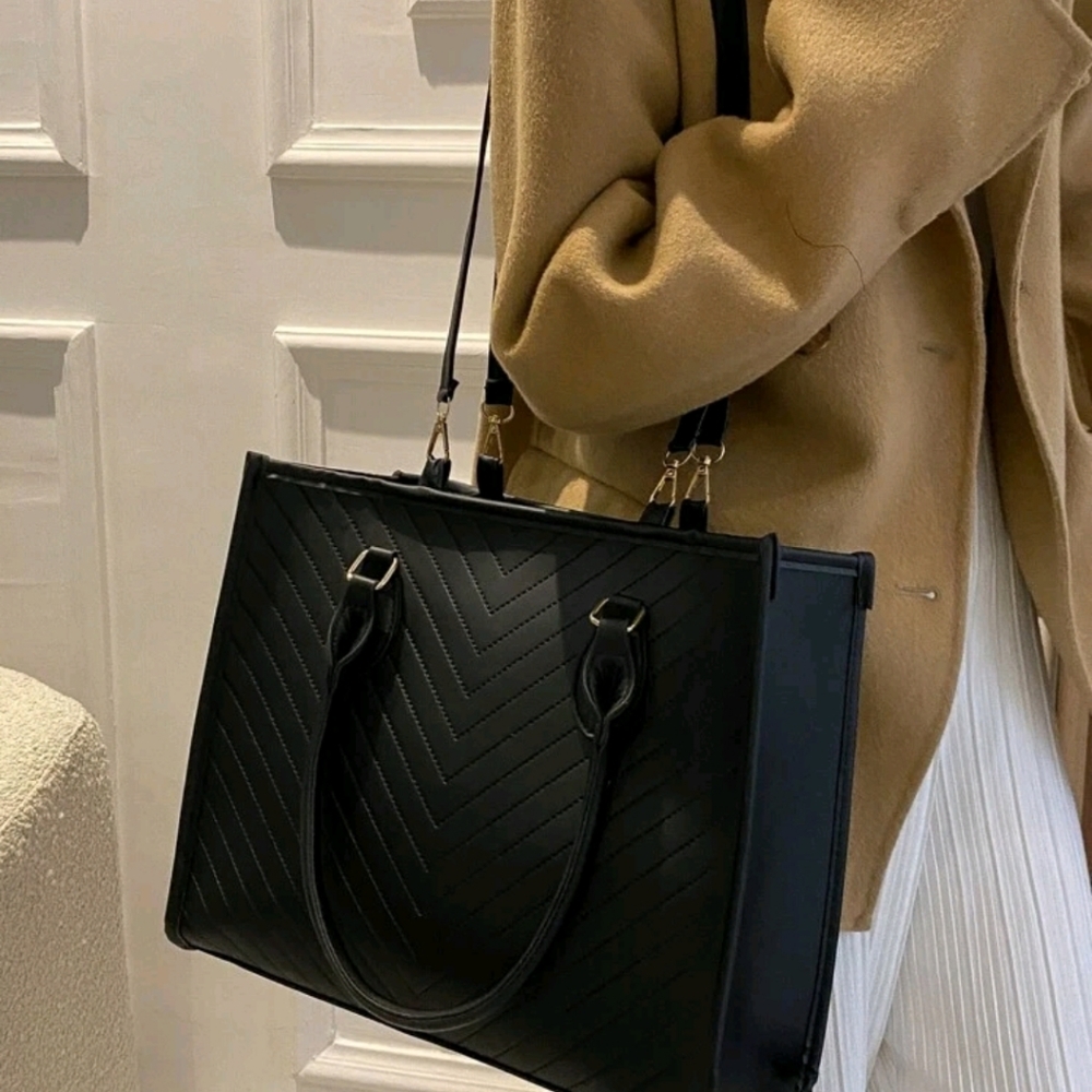Quilted pattern tote bag